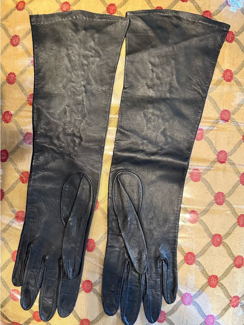 Long Vintage Italian kid elbow-length gloves with lace inserts - Picture 2 of 4